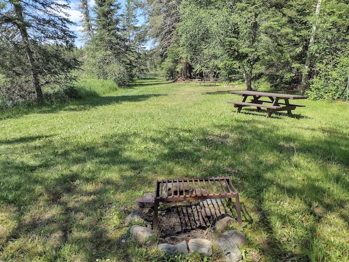 Campsite 9 firering and picnic table